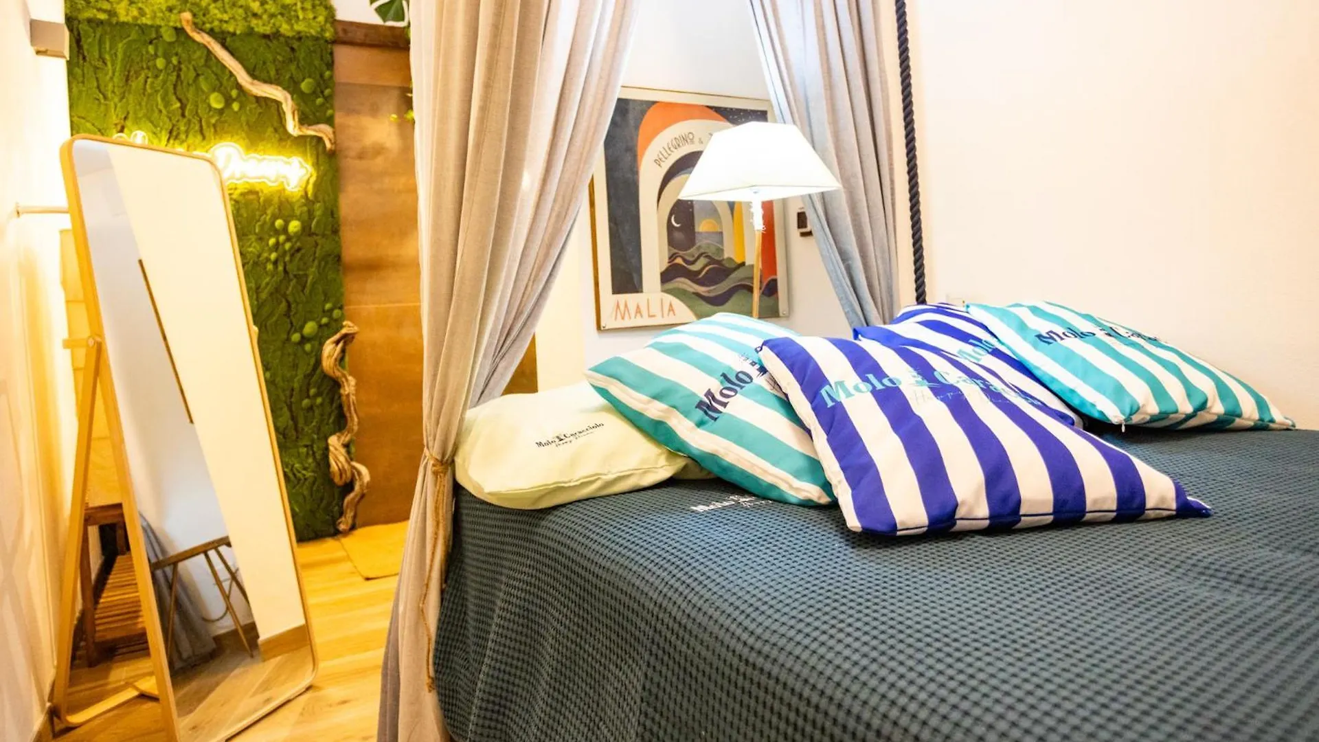 Apartment Ferienwohnung Molo Caracciolo Neapel Italien